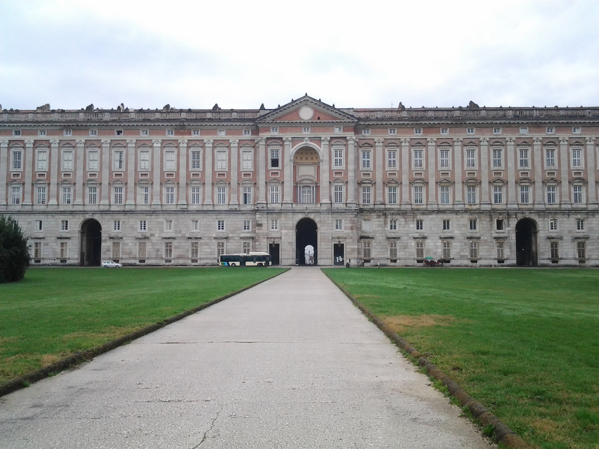 Scopri di più sull'articolo Auto con autista per la Reggia di Caserta
