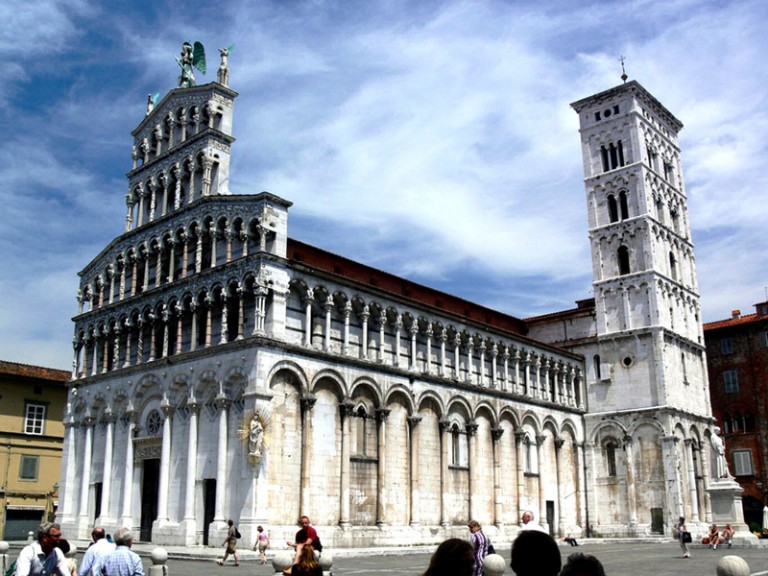 Scopri di più sull'articolo Visita Lucca col servizio di noleggio con conducente (N.C.C.)